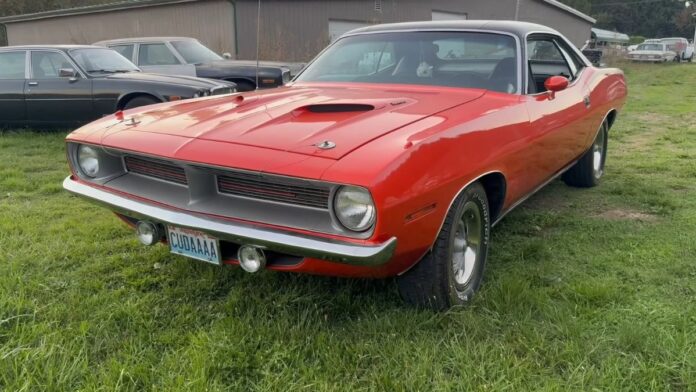 1970 'Cuda 340 Mecânico Chocado Drena Três Galões de Gasolina